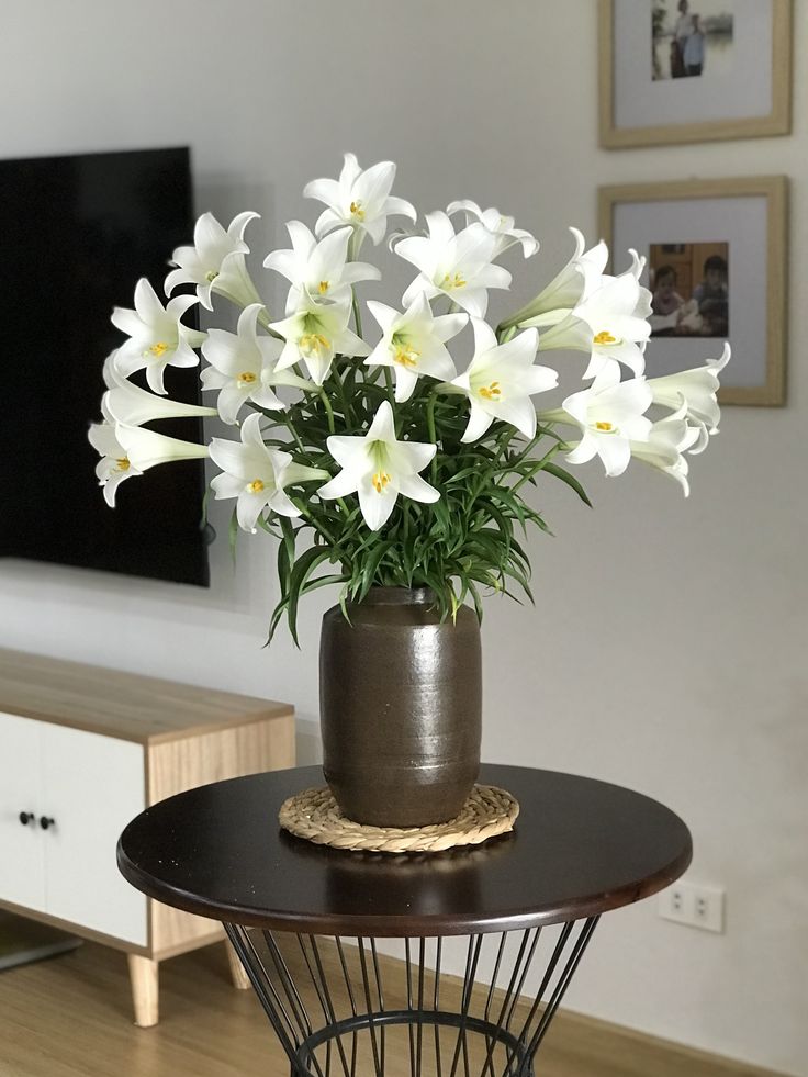 Giỏ hoa lily trắng